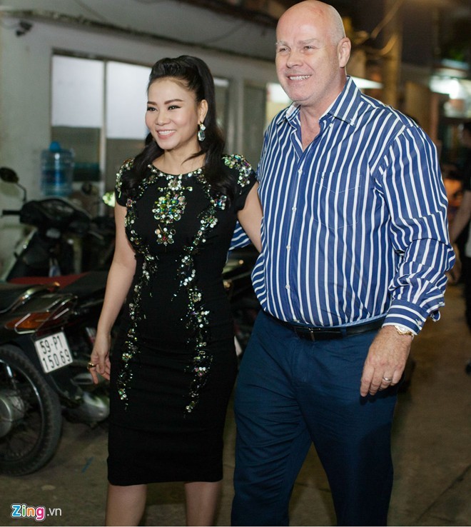 Thu Minh duoc chong Tay ho tong den san khau Vietnam Idol